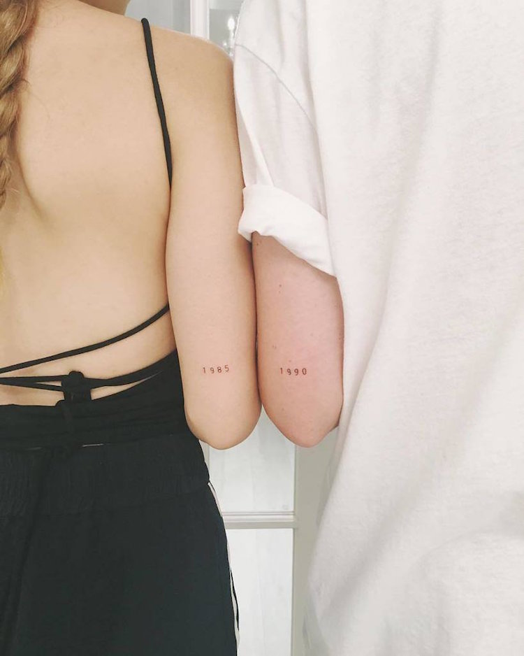 tatouage discret dessus coude couple