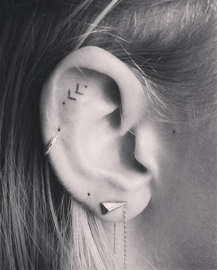 tatouage discret deux traits oreille