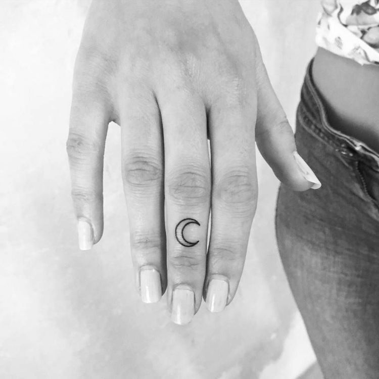 tatouage discret femme demi lune majeur