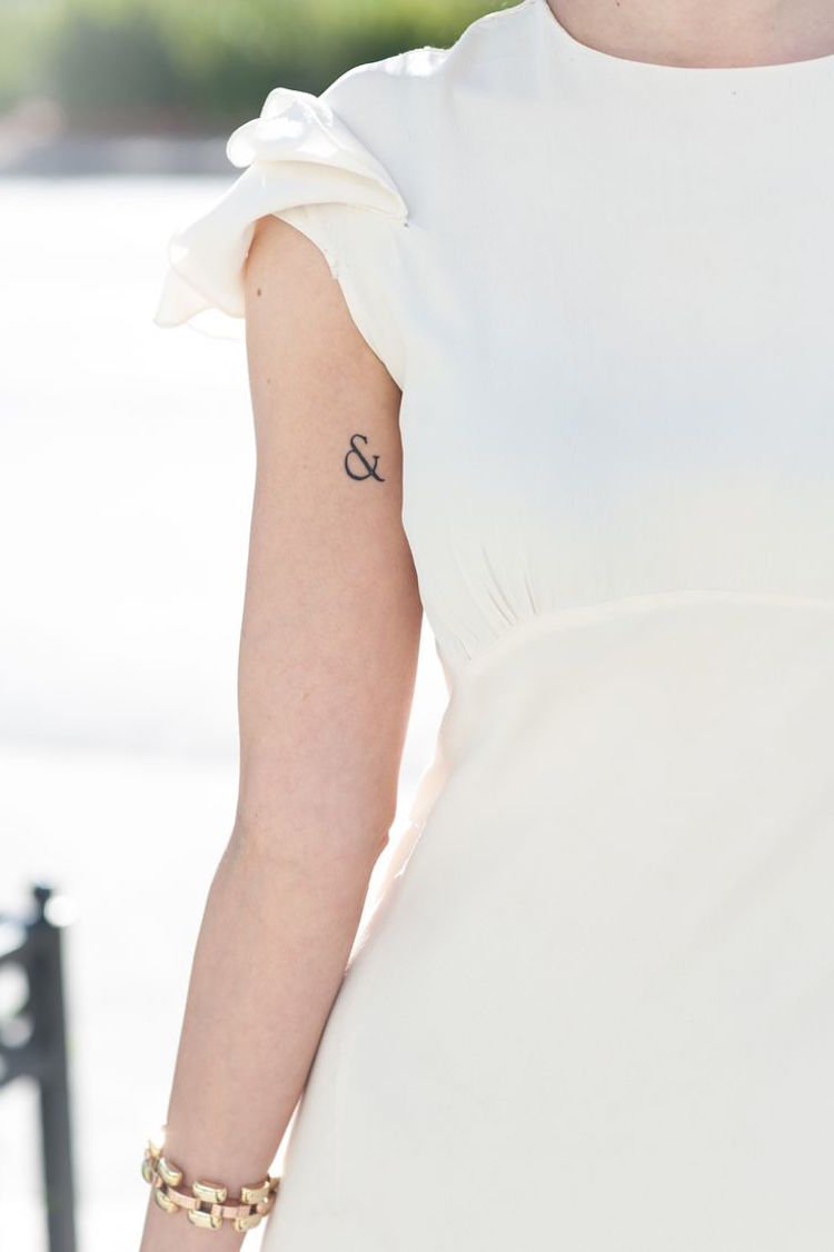 tatouage discret lettre biceps femme