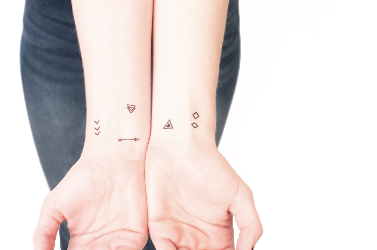 tatouage discret poignet signes geometriques