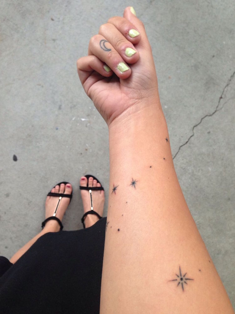tatouage doigt annulaire demi lune