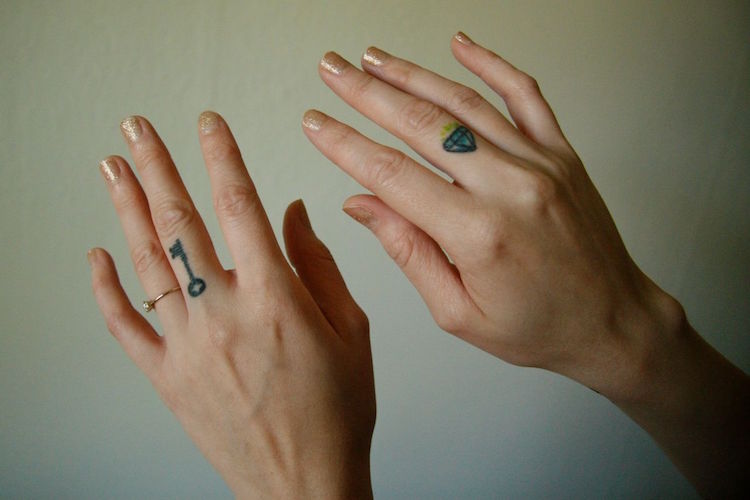 tatouage doigt diamant cle