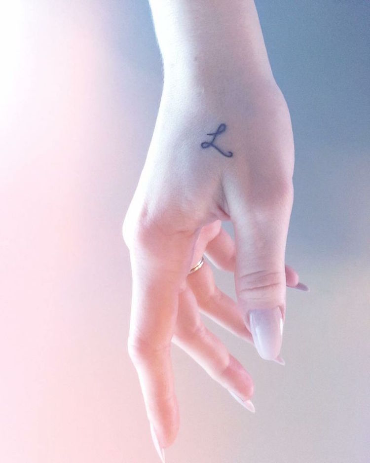 tatouage doigt lettre L