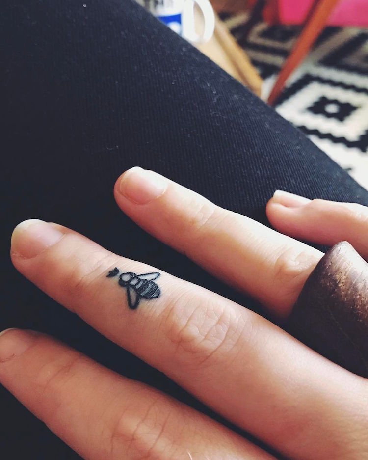 tatouage doigt majeur abeille