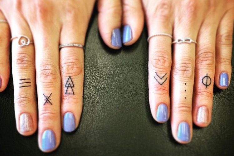 tatouage doigt minimaliste signes ethniques traits points triangles