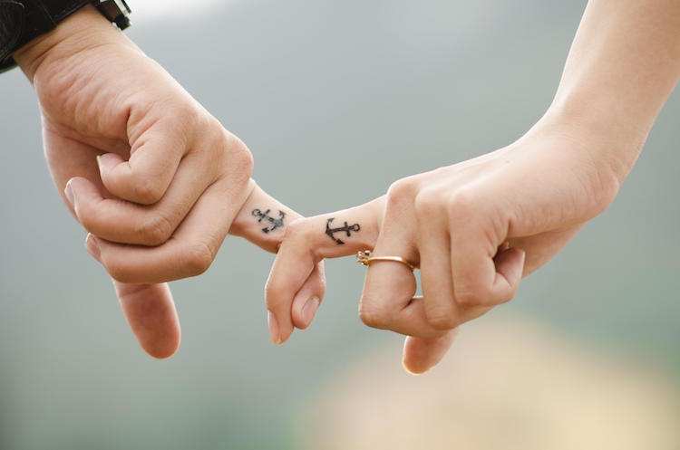 tatouage sur le doigt ancre couple