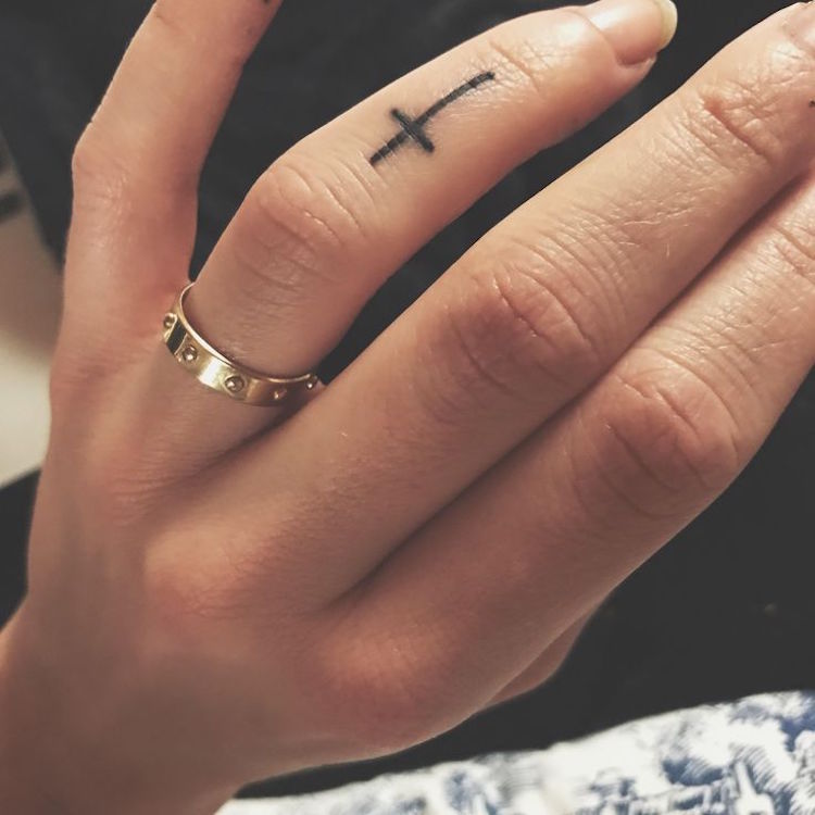 tatouage sur le doigt annulaire croix