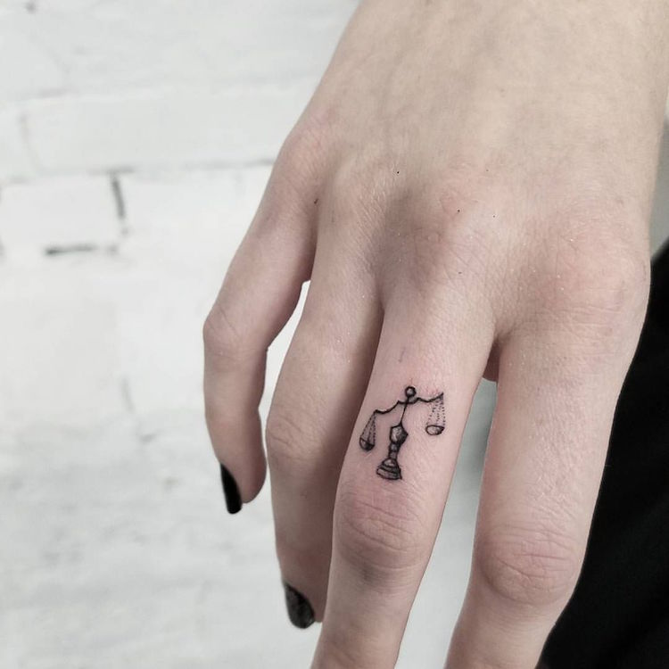 tatouage sur le doigt balance majeur