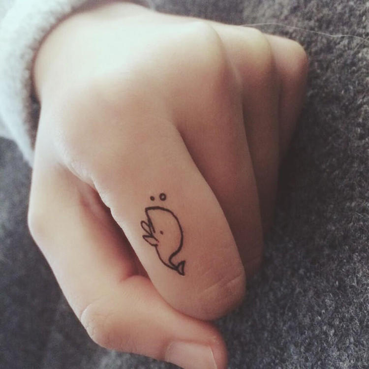 tatouage sur le doigt baleine minimaliste