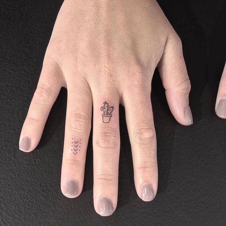 tatouage sur le doigt cactus minimaliste doigt majeur