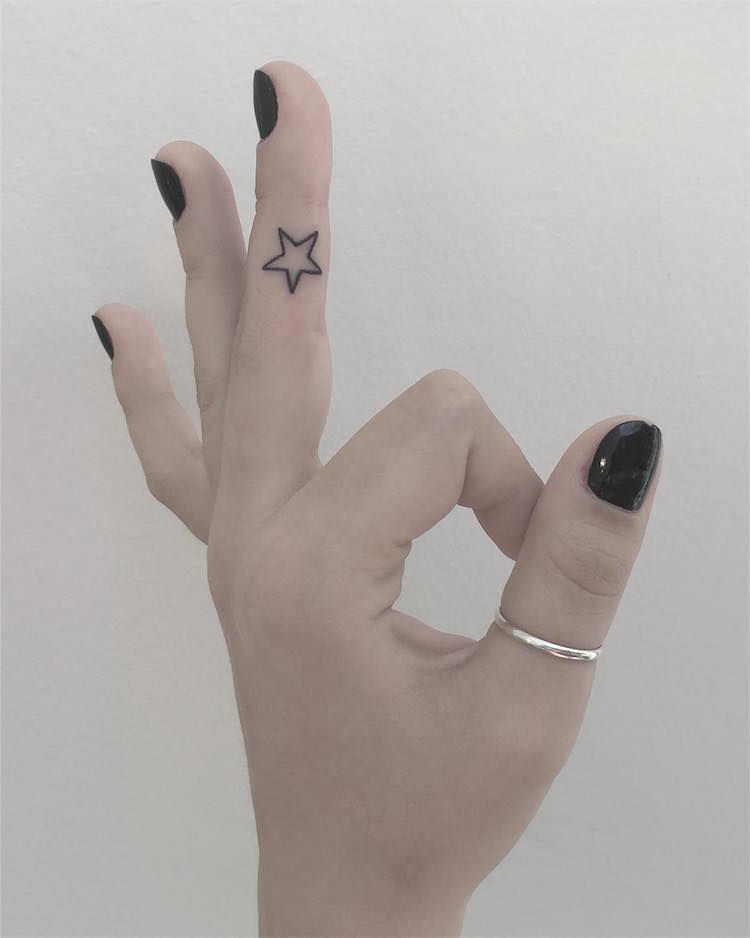 tatouage sur le doigt etoile minimaliste