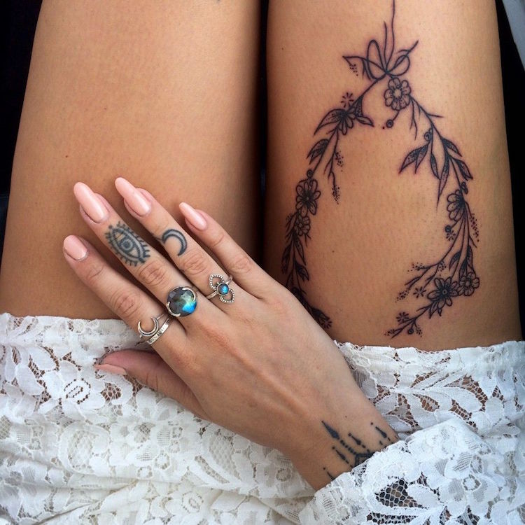 tatouage sur le doigt femme demi lune oeil providence
