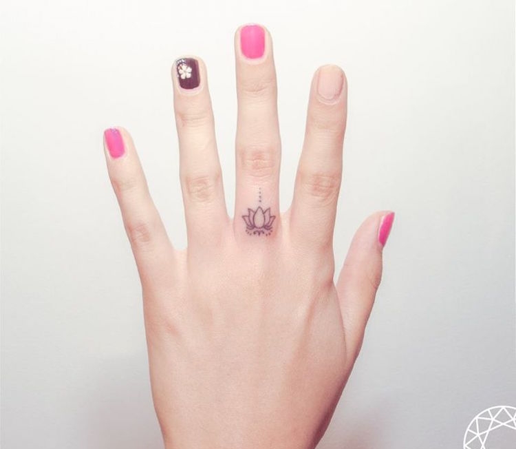 tatouage sur le doigt fleur lotus majeur