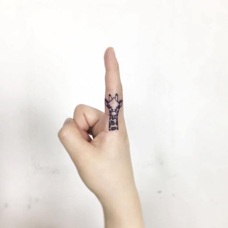 tatouage sur le doigt index girafe