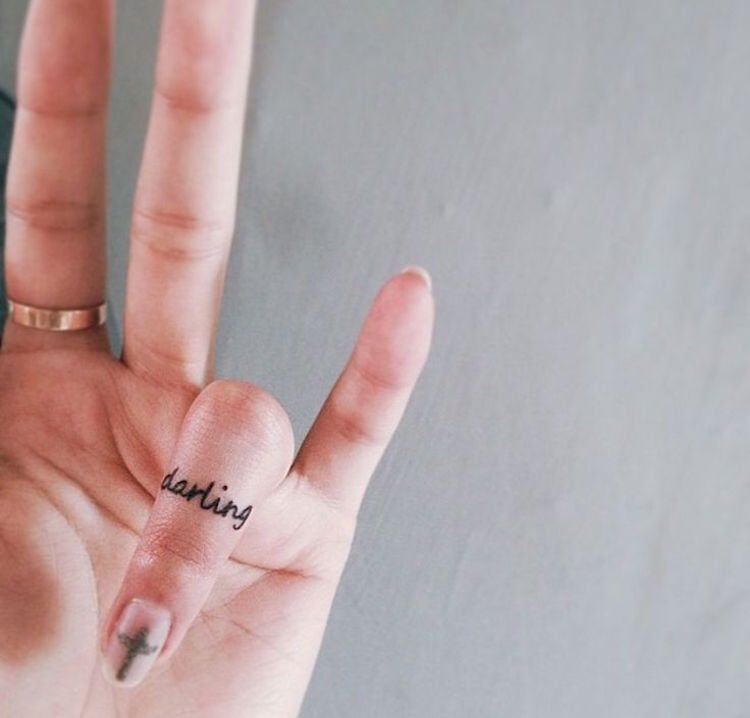 tatouage sur le doigt lettrage annulaire