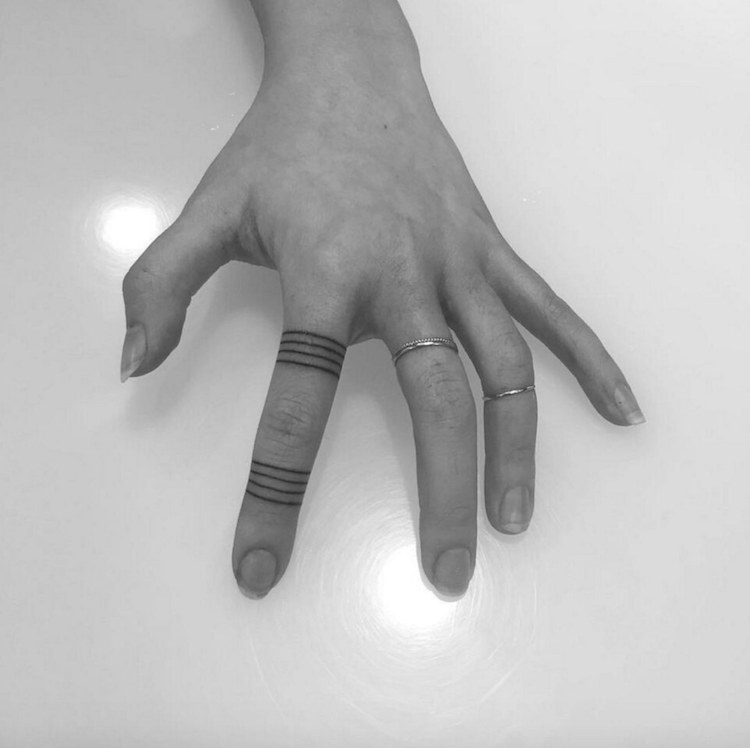 tatouage sur le doigt lignes