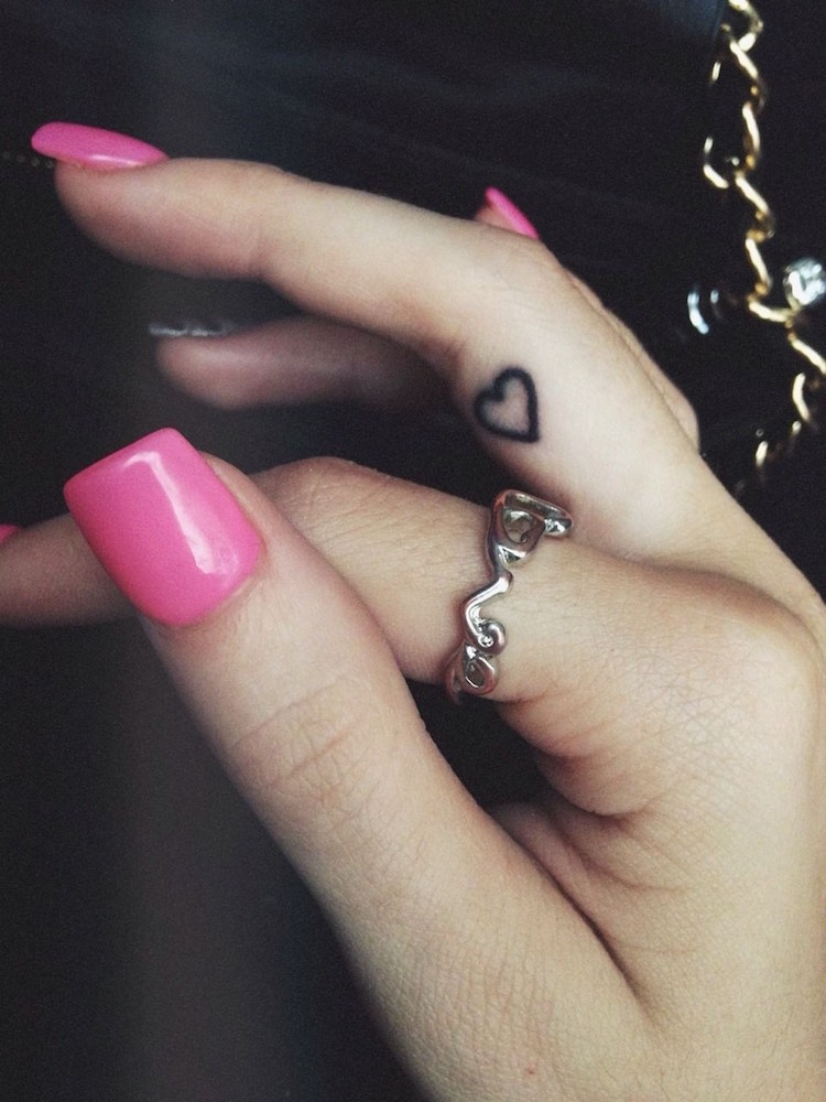 tatouage sur le doigt majeur coeur vide