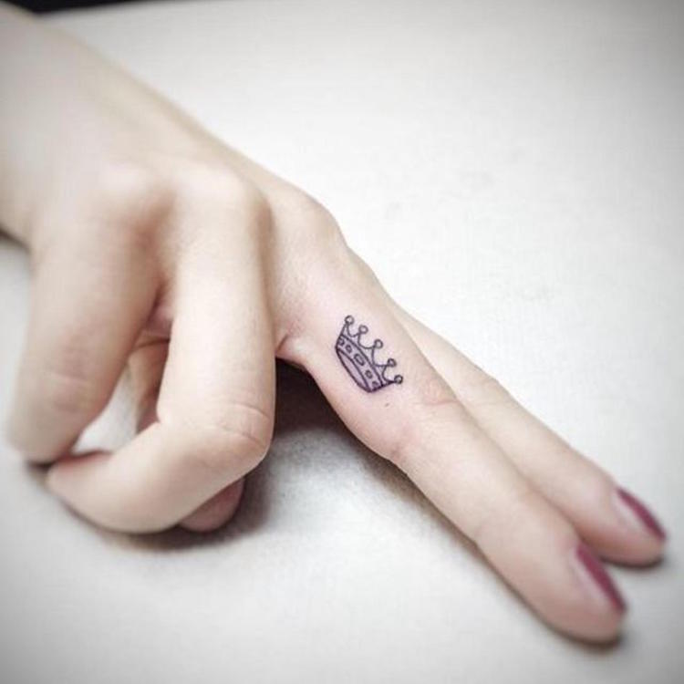 tatouage sur le doigt majeur couronne