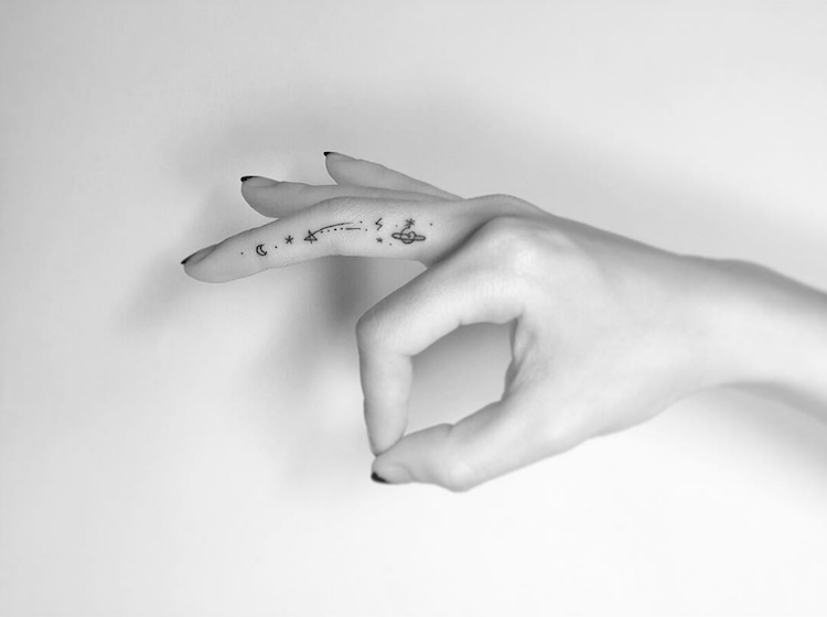 tatouage sur le doigt minimaliste vehicules spatiaux