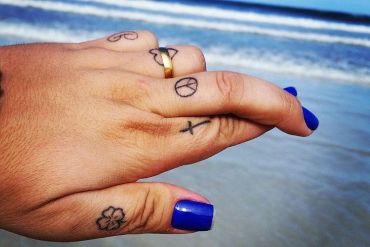 tatouage sur le doigt motif minimaliste