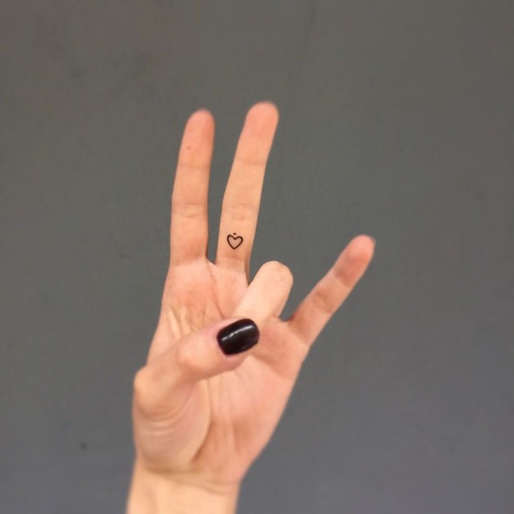 tatouage sur le doigt petit coeur vide minimaliste