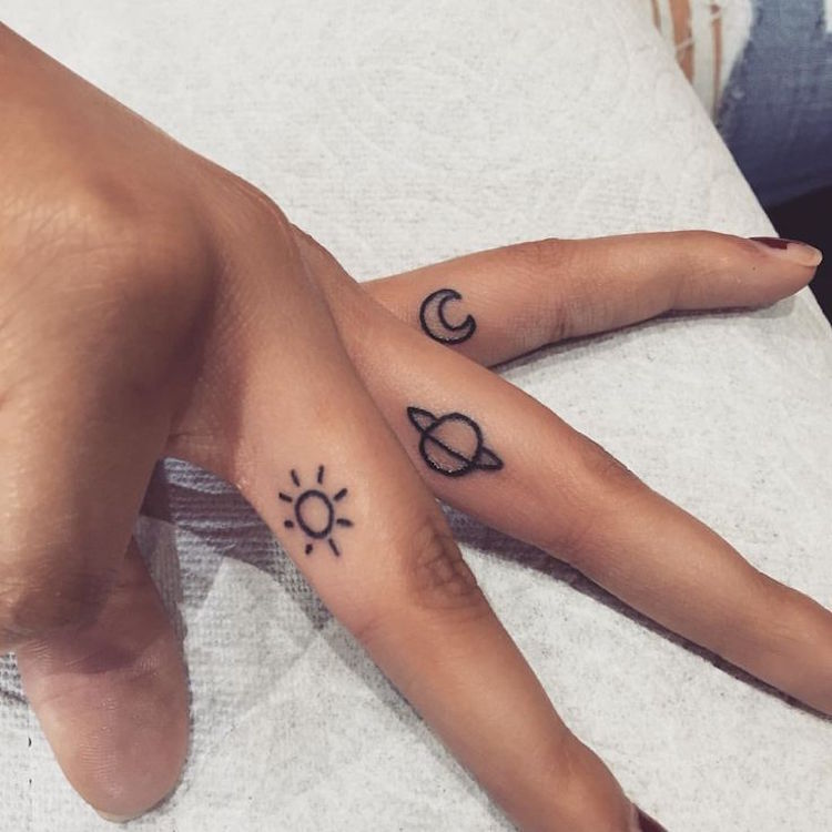 tatouage sur le doigt planetes minimalisme