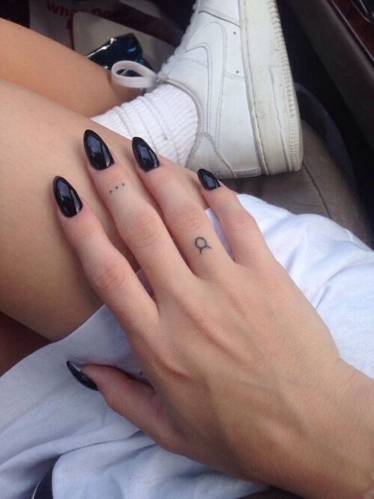 tatouage sur le doigt signe taureau annulaire