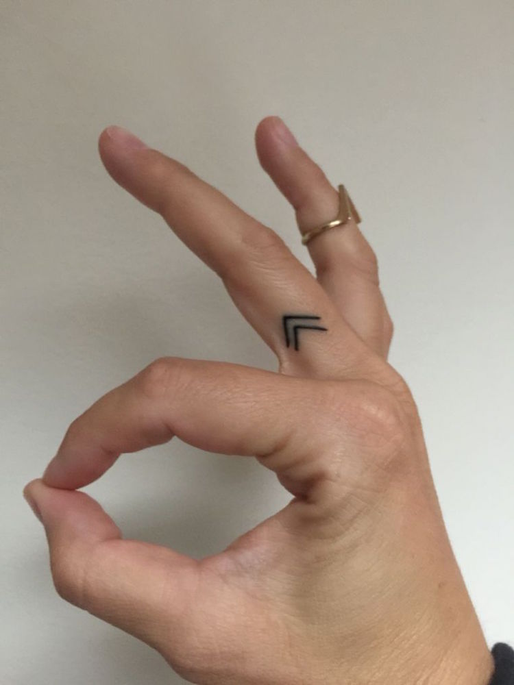 tatouage sur le doigt traits signe minimaliste