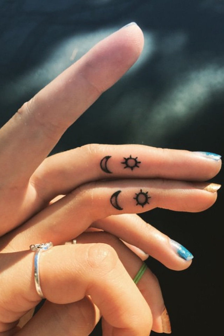 tatouages amitie doigts signe soleil lune