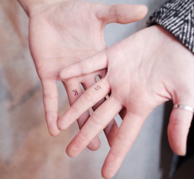 tatouages doigts couple initiales