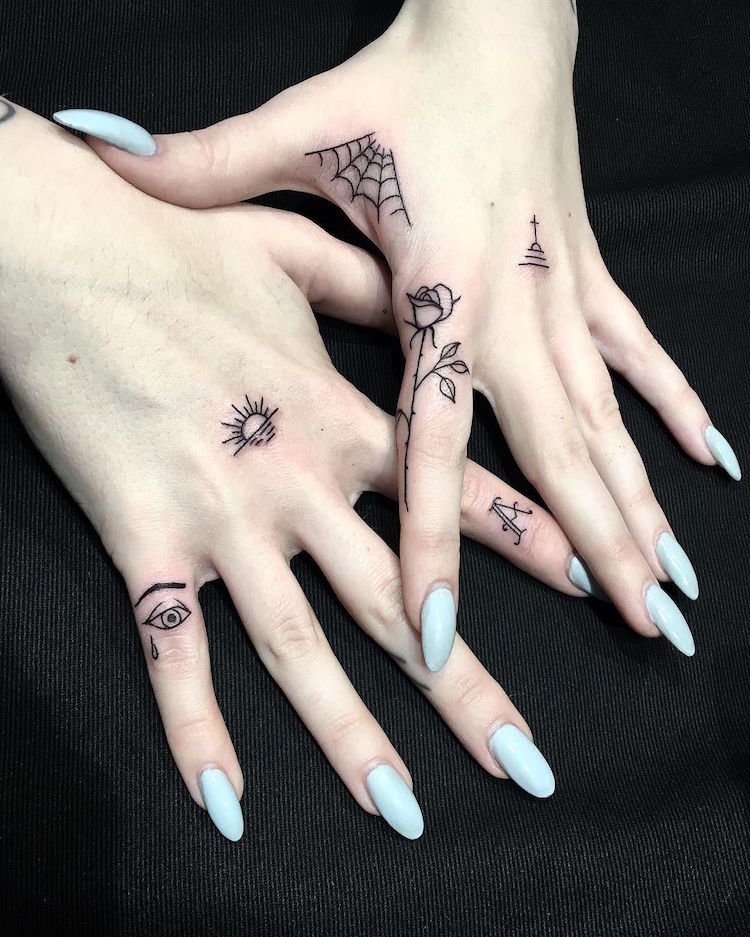 tatouages doigts motifs discrets femme