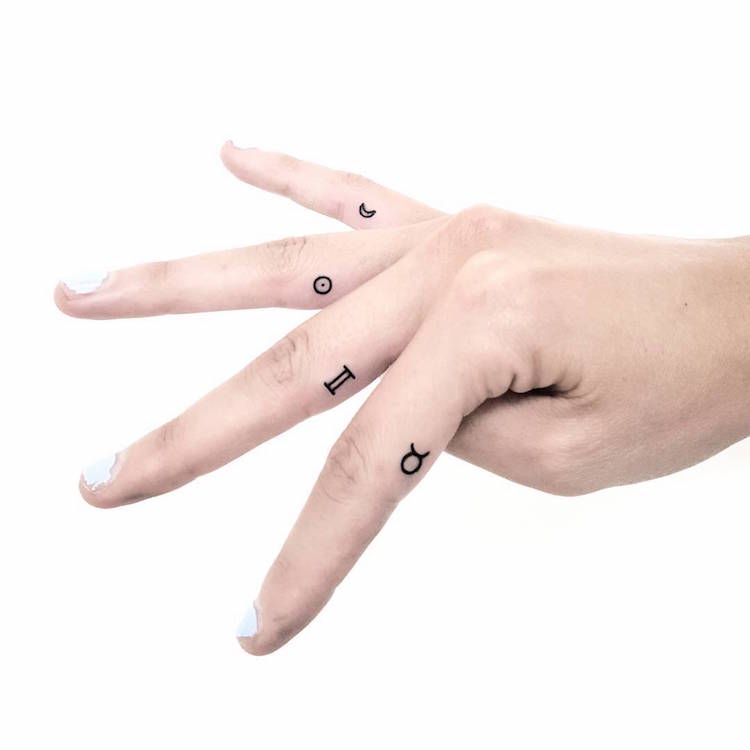 tatouages doigts signes zodiacaux tatouage minimaliste