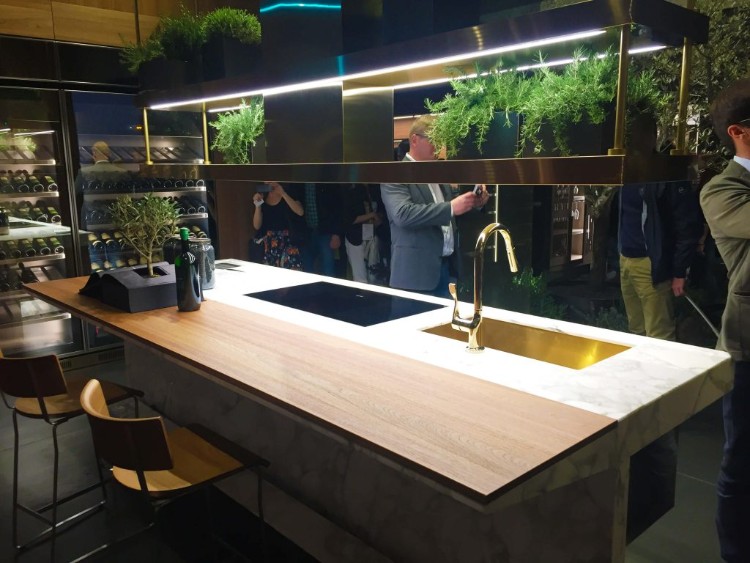 tendance cuisine 2018 égétalisée avec îlot central bois clair salon meubles design cuisines Milan