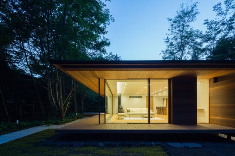 toit plat bois façade vitrée moderne sur mesure maison architecte desing signée Kidosaki Architects Studio