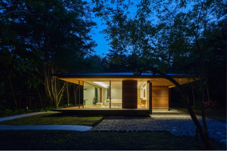 toit plat bois maison plan pied intérieur spacieux façade vitrée terrasse bois concept écolo signé Kidosaki Architects Studio
