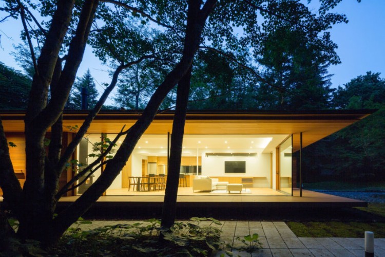 toit plat bois vu nuit résidence privée japonaise concept écolo Kidosaki Architects Studio