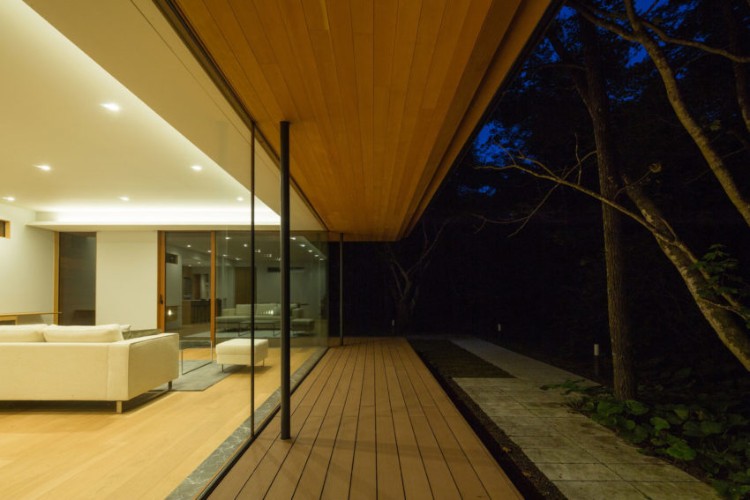 toit plat design extérieur contemporain terrasse bois éclairage indirect façade vitrée moderne