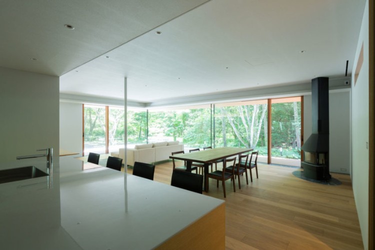 toit plat en bois signé Kidosaki Architects Studio Japon maison écologique nichée arbres