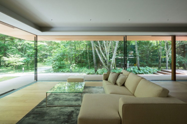 toit plat maison design Japon zoom intérieur spacieux moderne bien éclairée baies vitrées