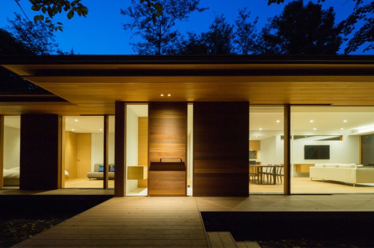 toit plat maison écologique baies vitrées coulissantes concept signé Kidosaki Architects Studio