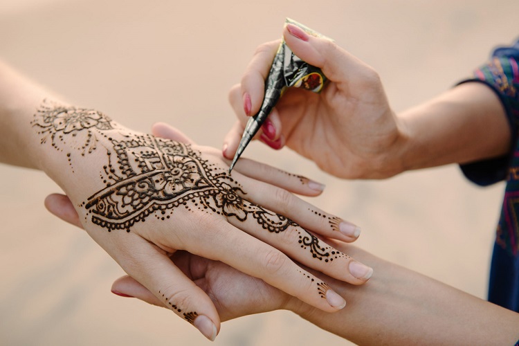 application de tatouage henné sur la main