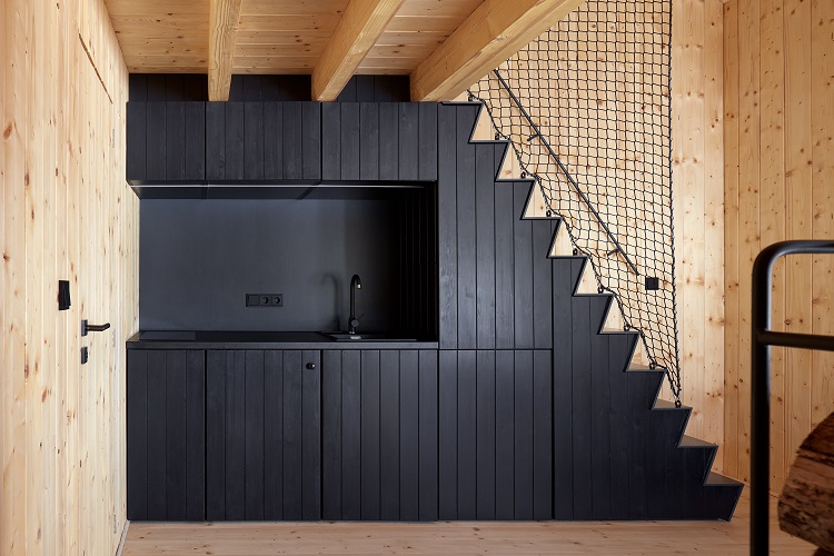 bardage bois intérieur cuisine noire en style minimaliste