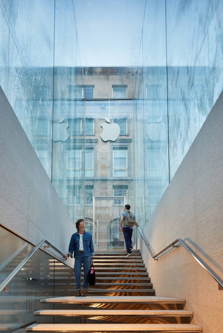 boutique apple façade en verre escalier minimaliste