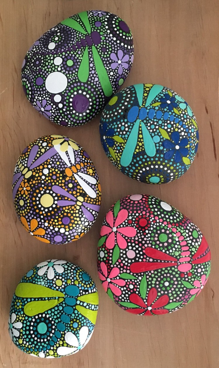 bricolage avec des galets facile top idée DIY mandala sur pierre motifs colorés originaux