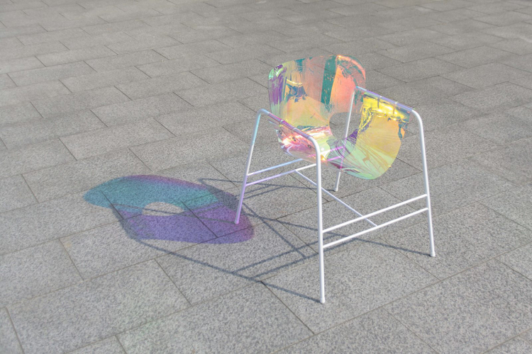 chaise colorée design polycarbonate film dichroique