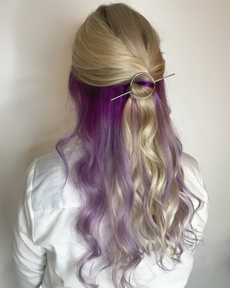 cheveux arc-en-ciel caché blond et violet