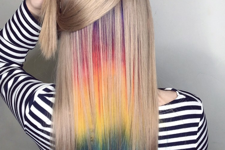 Cheveux arc-en-ciel caché - comment adopter la tendance «Hidden Rainbow»
