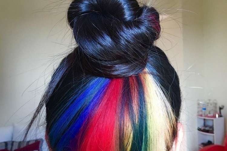 Cheveux arc-en-ciel caché - comment adopter la tendance «Hidden Rainbow»