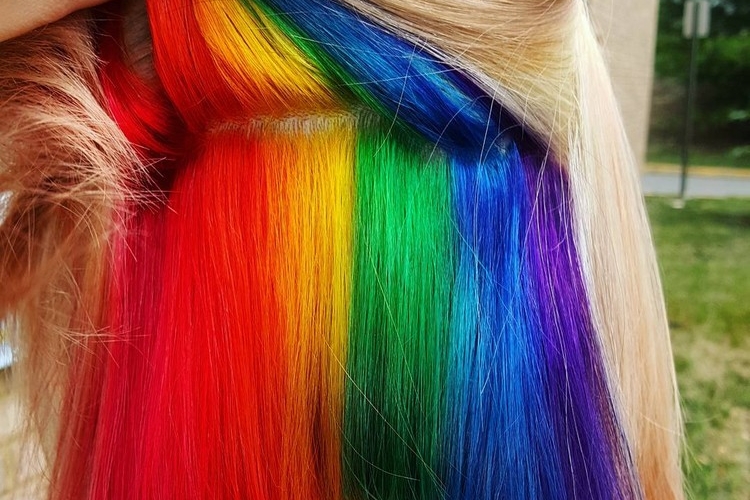 Cheveux arc-en-ciel caché - comment adopter la tendance «Hidden Rainbow»